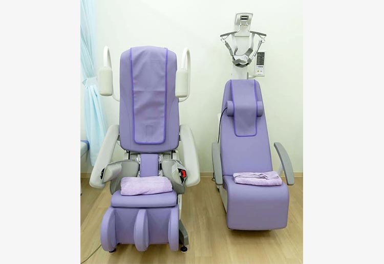 自動間欠牽引装置（スーパートラック：腰椎、トラックタイザー：頚椎）
